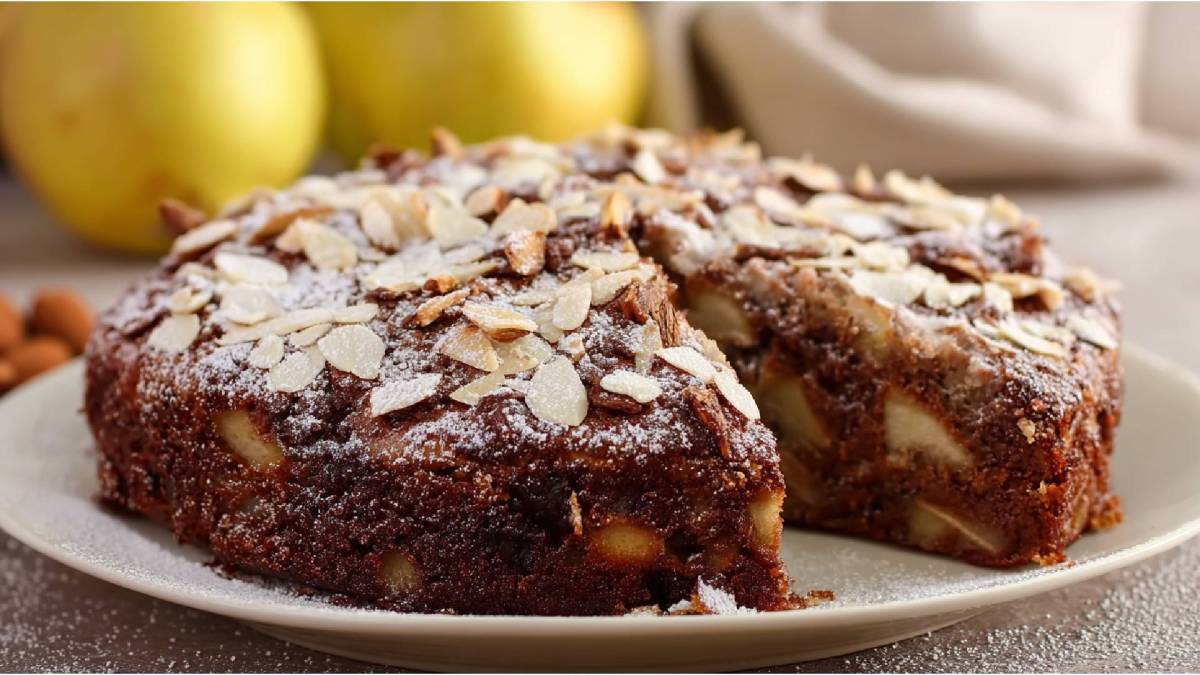 Teller mit einem angeschnittenen Spanischer Apfelkuchen