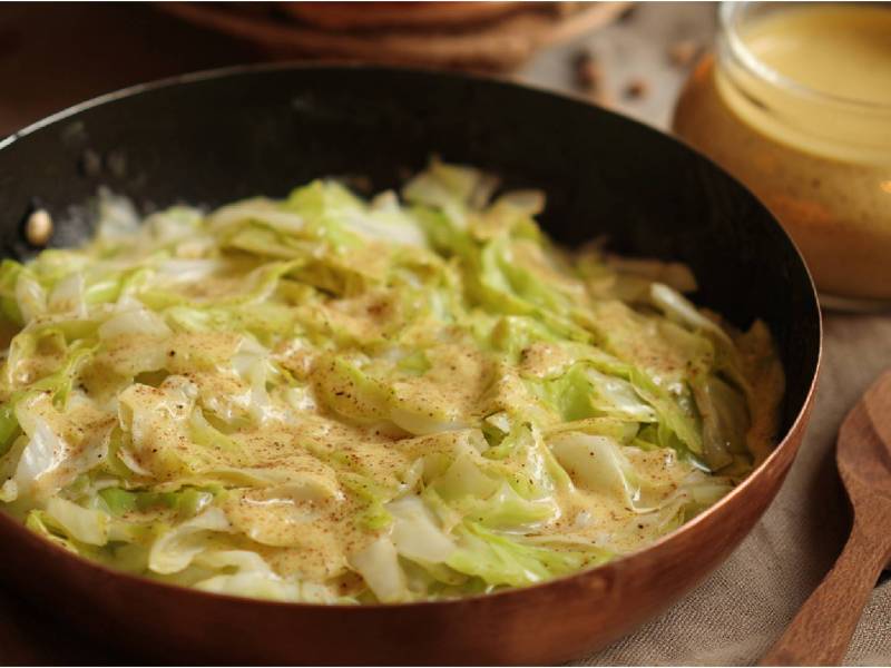 Pfanne mit Spitzkohl in Sahne-Senf-Soße