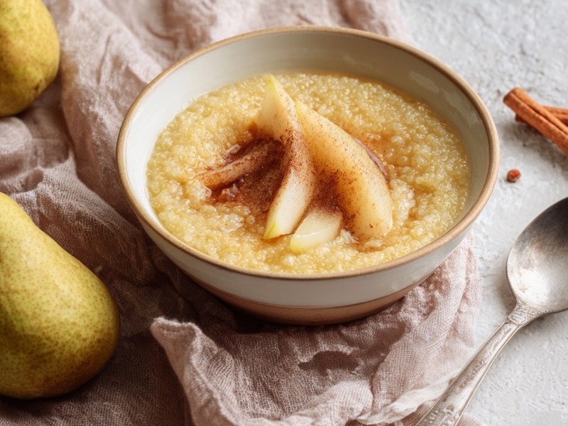 Eine Schüssel süße Hirsesuppe mit Birnen und Zimt.