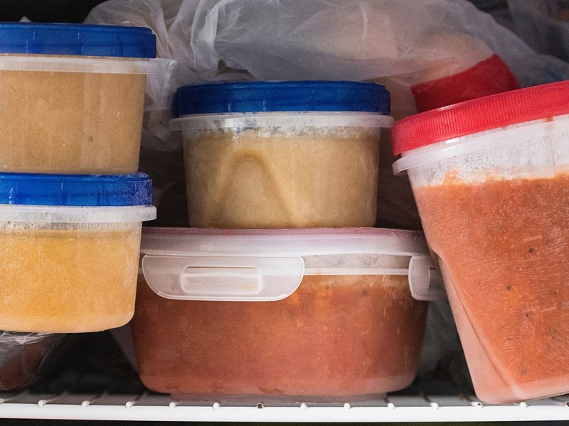 Suppen und Eintöpfe einfrieren: Ein Gefrierfach voller Tupperdosen mit Suppe und Eintöpfen.