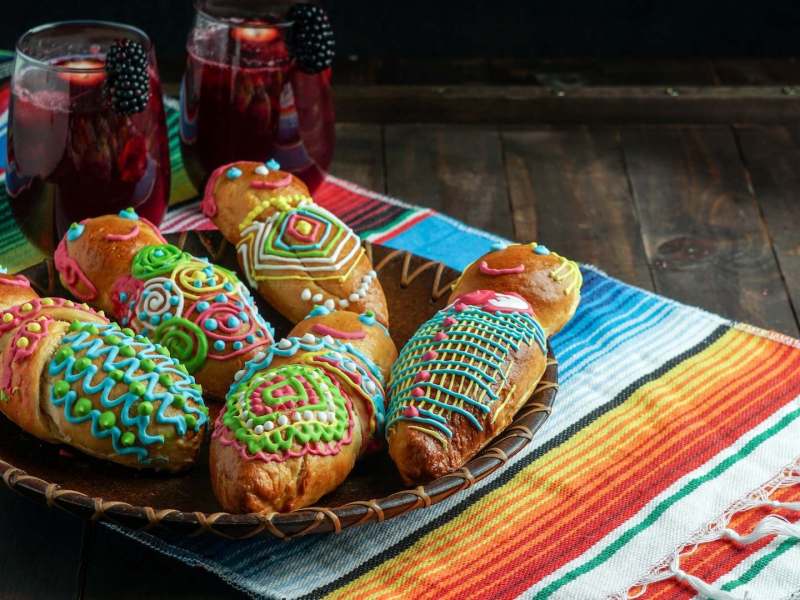 T'anta wawa: südamerikanische Babybrote auf einer bunten Unterlage.