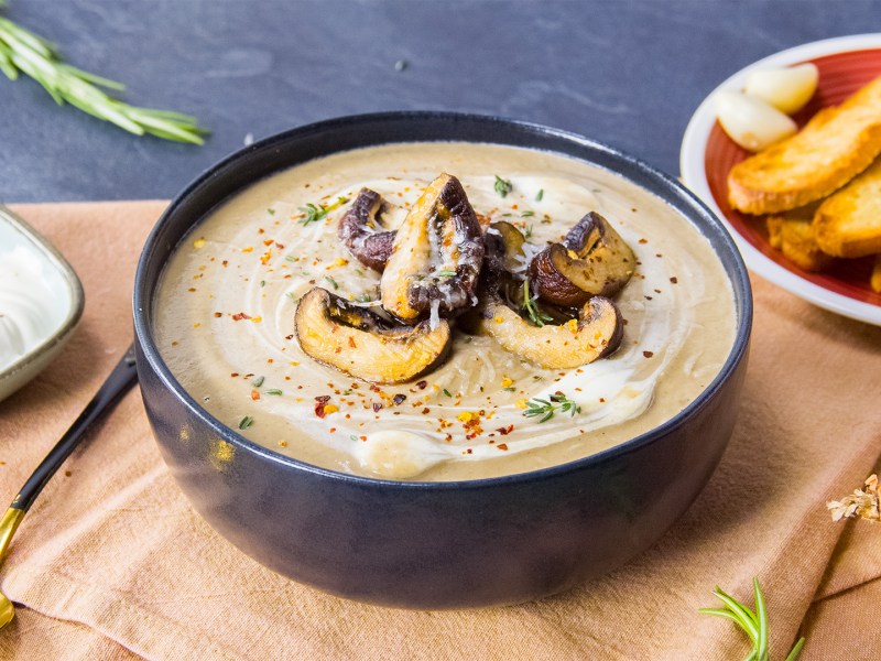 Ein Teller mit Parmesan-Pilzsuppe.