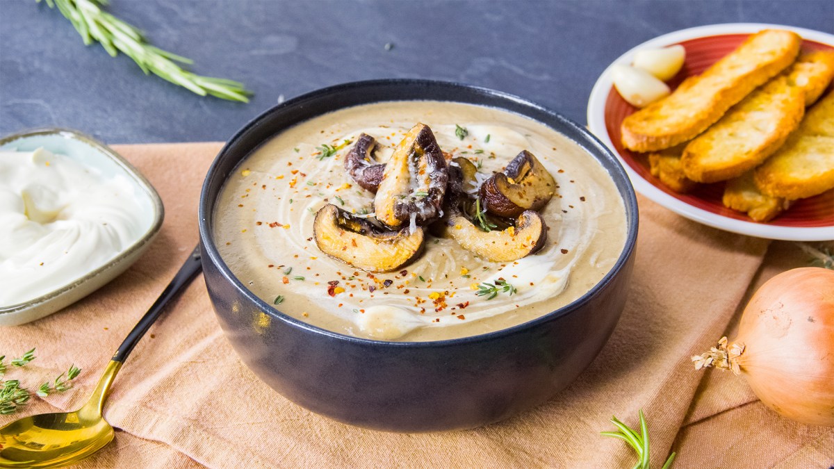 Ein Teller mit Parmesan-Pilzsuppe.