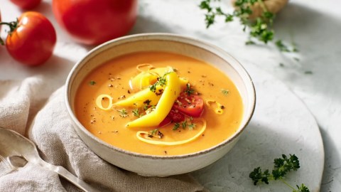 Eine Schüssel Tomatensuppe mit Mango.