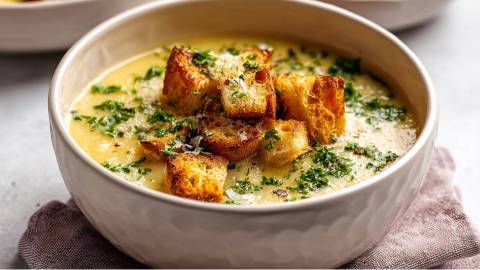 Schale mit Tschechischer Knoblauchsuppe mit Croûtons