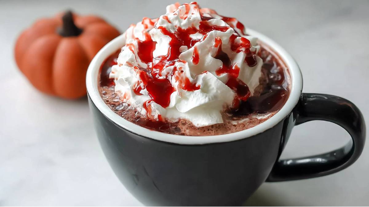 Tasse Heiße Vampir-Schokolade, Kürbis im Hintergrund