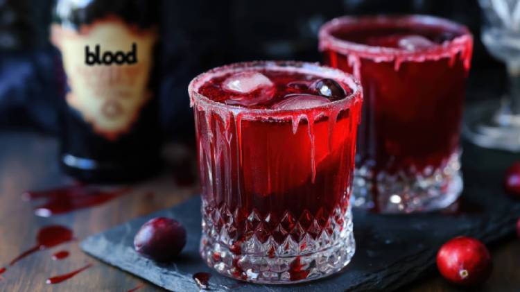 Zwei Gläser Vampire Kiss Cocktail auf einem Tisch