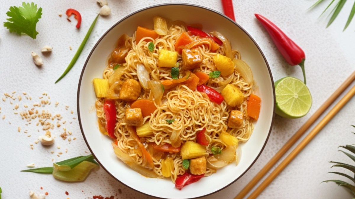 Ein Teller vegane Nudeln süßsauer.