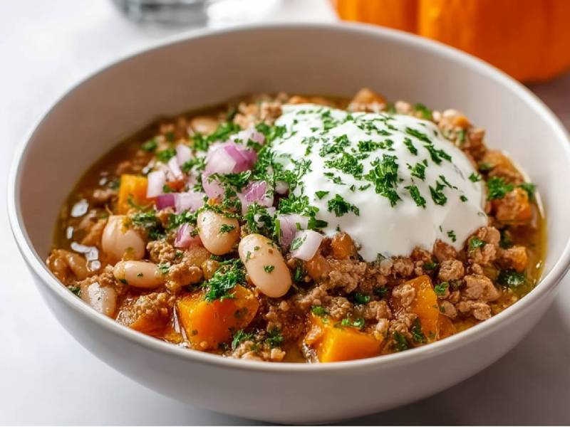 Schale mit einem Weiße-Bohnen-Chili mit Kürbis