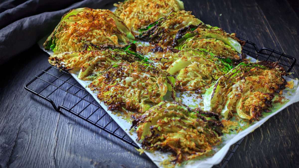 Wirsing mit Parmesankruste auf einem Backpapier.