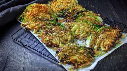 Wirsing mit Parmesankruste auf einem Backpapier.