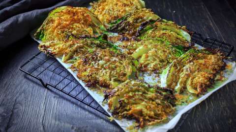 Wirsing mit Parmesankruste auf einem Backpapier.