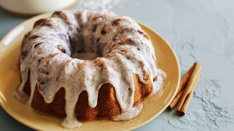 Ein amerikanischer Zimt-Zucker-Kuchen auf einem gelben Teller.