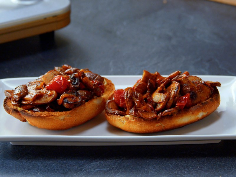 Zu gut für die Tonne: Lunch-Toasts mit Tomaten-Champignons