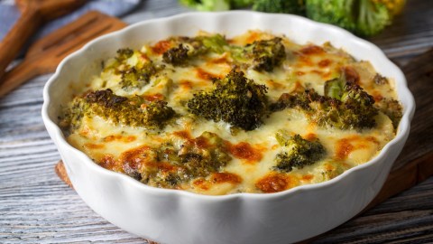 Eine Auflaufform mit Brokkoli-Blumenkohl-Auflauf.