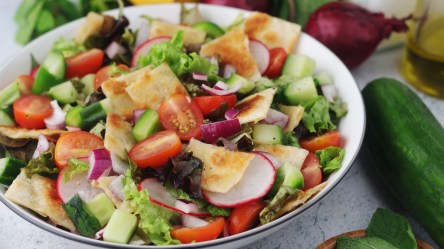 Eine Schale Fattoush-Salat.