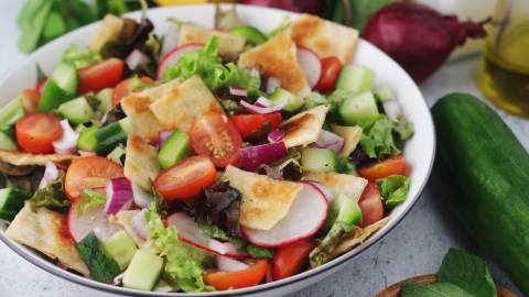Eine Schale Fattoush-Salat.