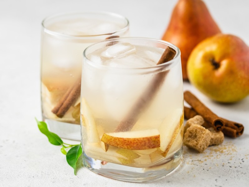 Zwei Gläser mit Gin Fizz mit Birne und Vanille.