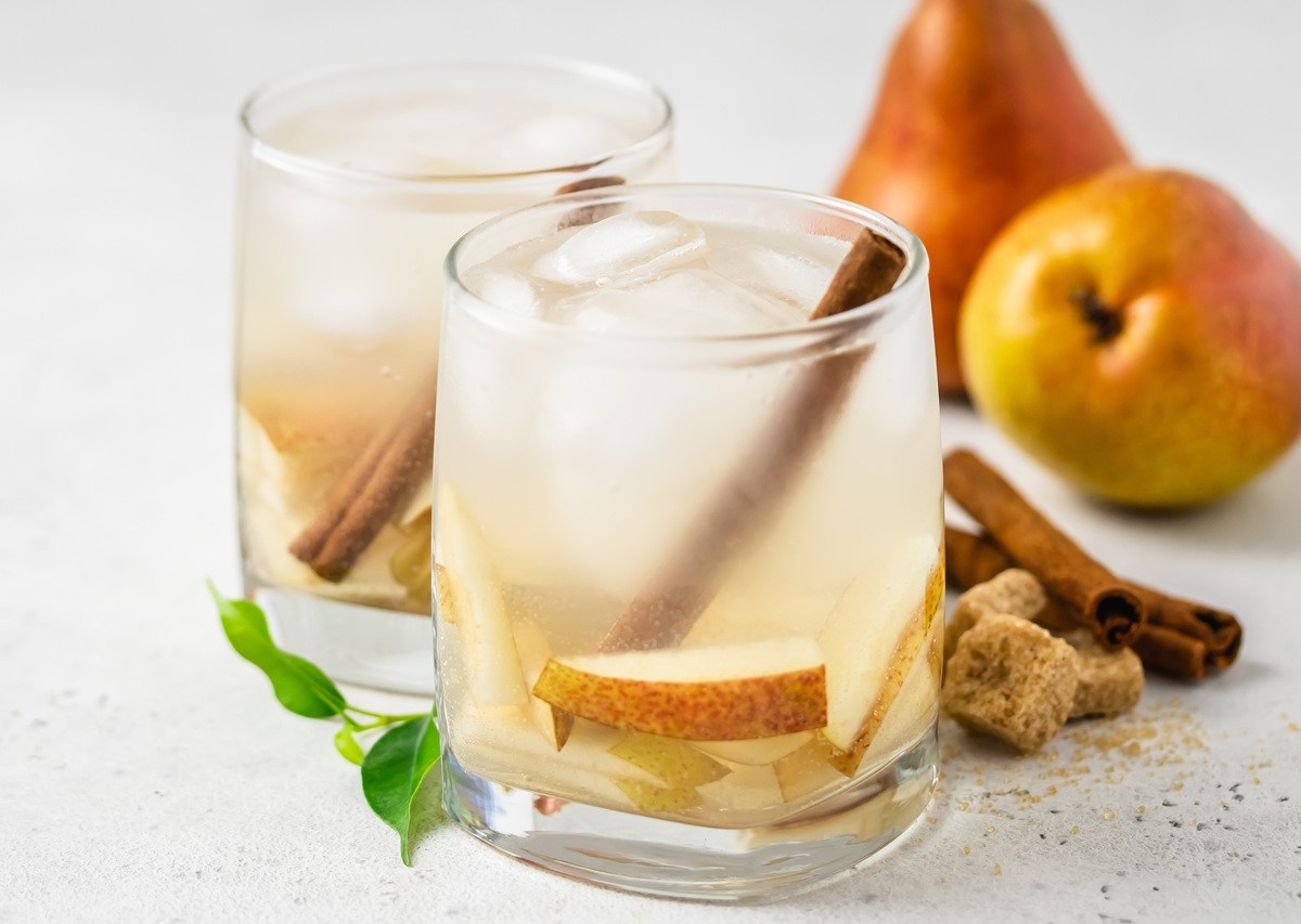 Zwei Gläser mit Gin Fizz mit Birne und Vanille.