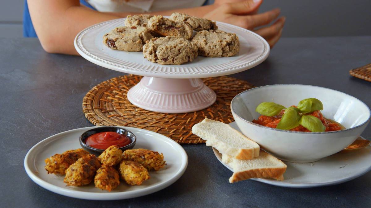 Teller mit Kaffeesatz-Cookies auf einem Tisch, andere Gerichte daneben