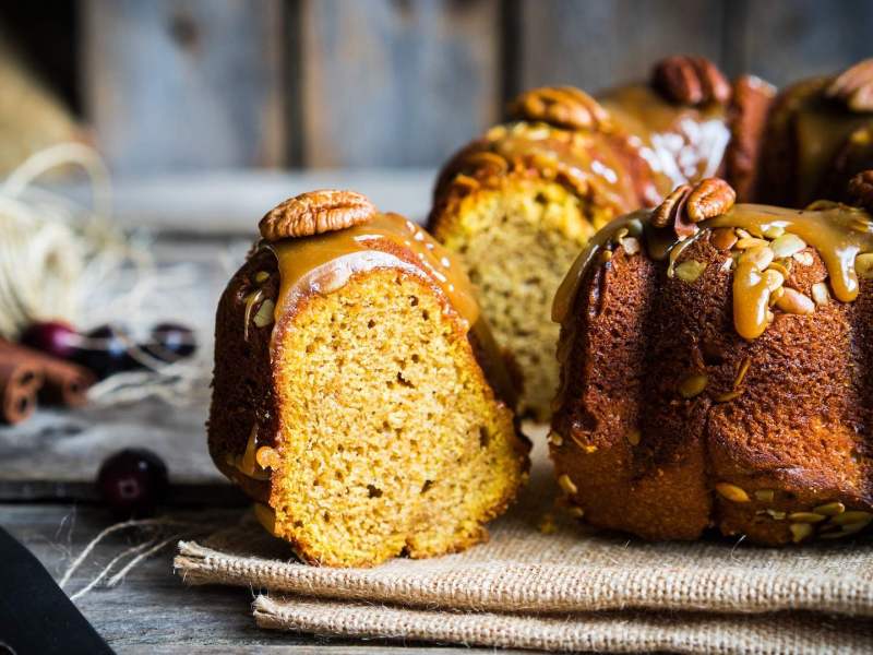 Ein angeschnittener Kürbis-Karamell-Kuchen.