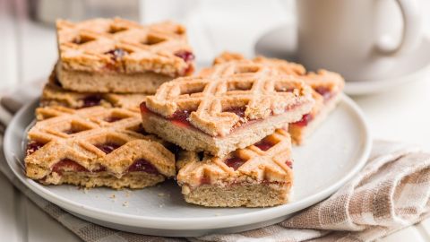 Mehrere Stücke Linzer Torte vom Blech auf einem Teller.