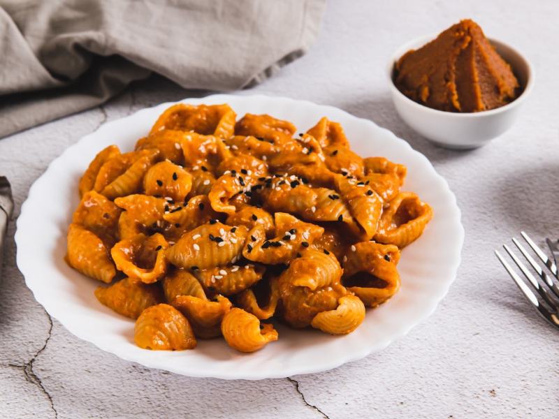 Ein Teller Miso-Butter-Nudeln mit Sesam.