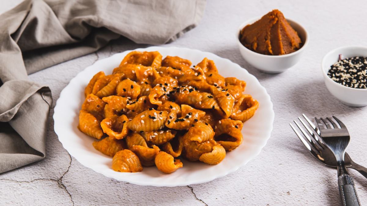 Ein Teller Miso-Butter-Nudeln mit Sesam.