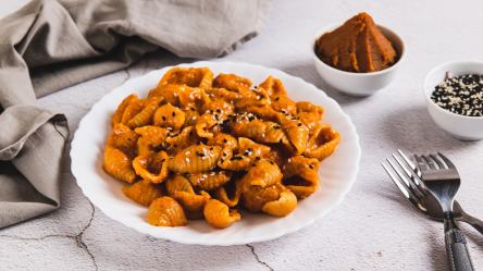 Ein Teller Miso-Butter-Nudeln mit Sesam.