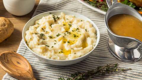 Eine Schale Miso-Kartoffelpüree, garniert mit geschmolzener Butter und Thymian.