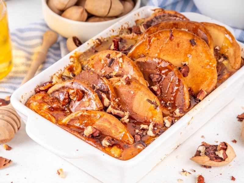 Eine Auflaufform mit Pancake-Auflauf.