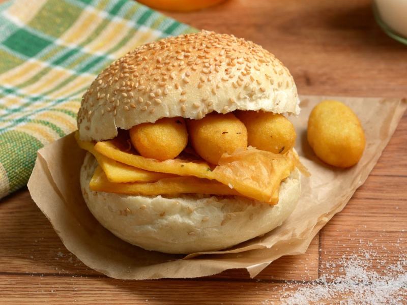 Sizilianische Panelle: frittierte Kichererbsenfladen in einem Brötchen.