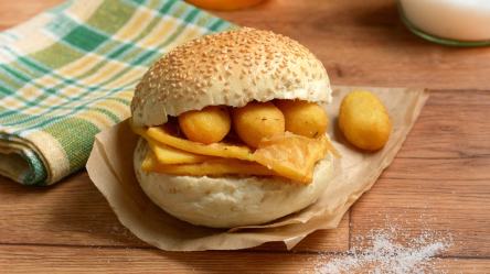 Sizilianische Panelle: frittierte Kichererbsenfladen in einem Brötchen.