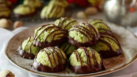 Teller mit Pistazien-Makronen