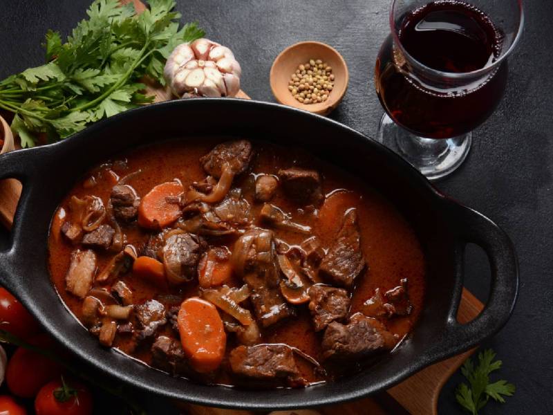 Schmortopf mit Portwein-Gulasch