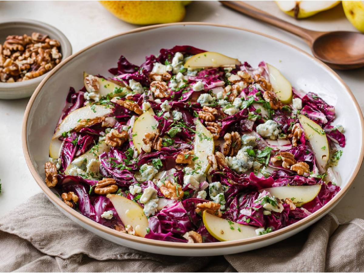 Schale mit Radicchio-Birnen-Salat mit Blauschimmelkäse