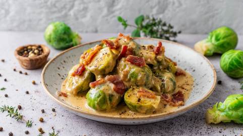 Ein Teller Rahm-Rosenkohl mit Speck.