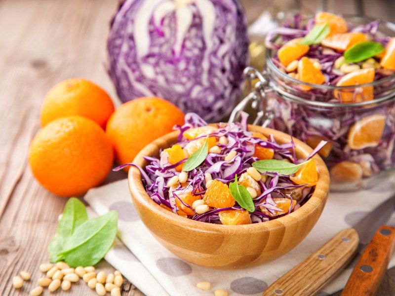 Dieser fruchtig-würzige Salat bringt Farbe auf deinen Teller