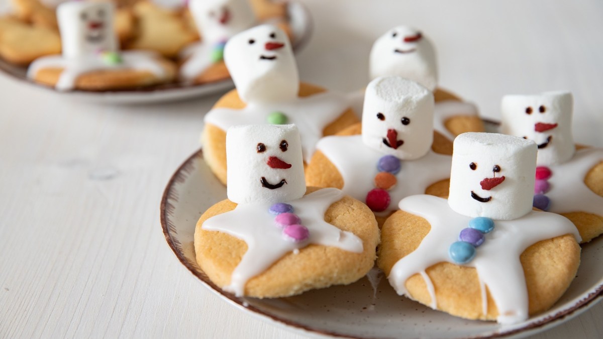 Mehrere Schneemann-Plätzchen auf einem Teller.