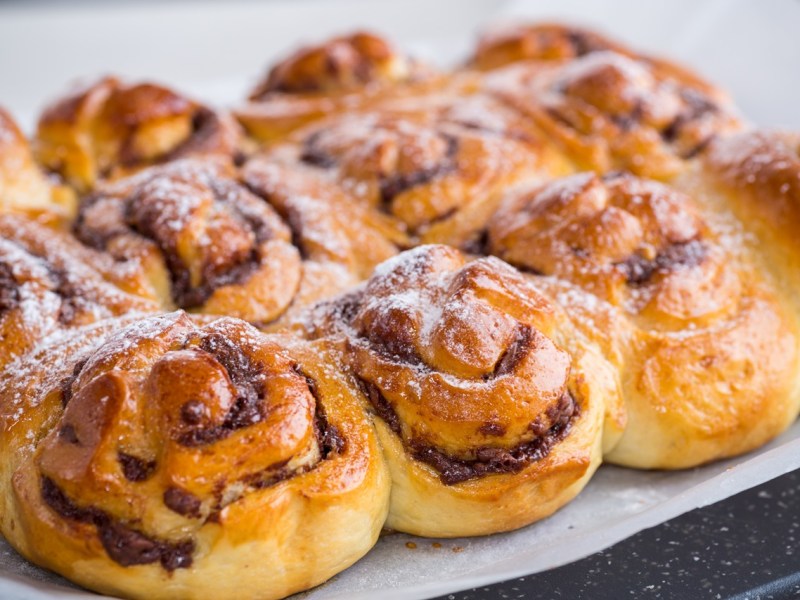 Ein Blech voll mit Schoko-Spekulatius-Brötchen.
