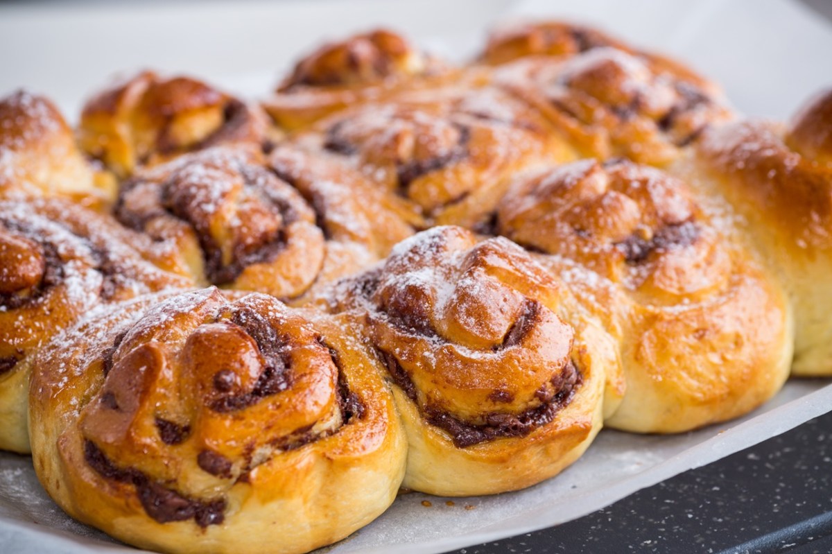 Ein Blech voll mit Schoko-Spekulatius-Brötchen.