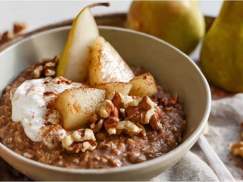 Eine Schale mit Schokoladen-Porridge mit Gewürzbirne
