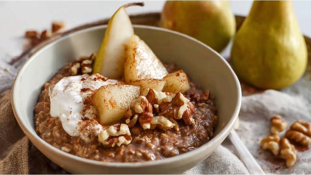 Schokoladen-Porridge mit Gewürzbirne: warmes Frühstück für kalte Tage
