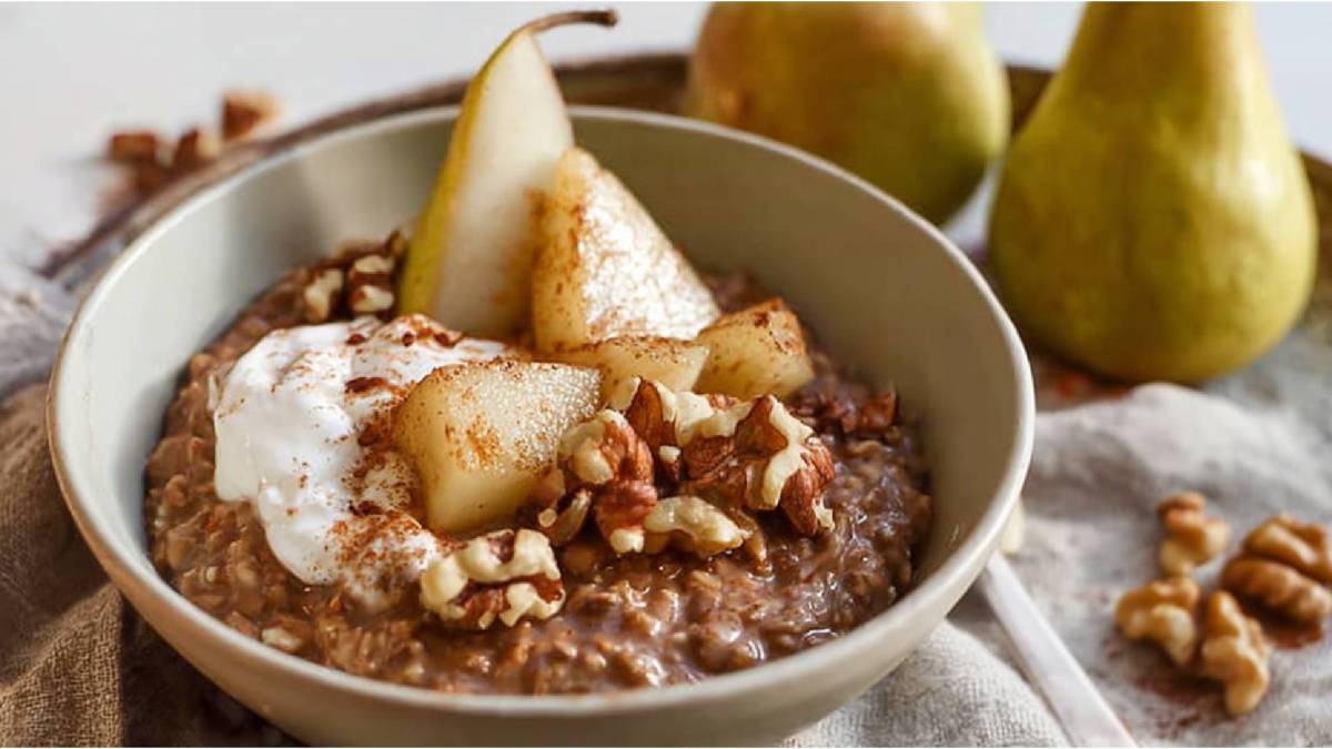 Eine Schale mit Schokoladen-Porridge mit Gewürzbirne