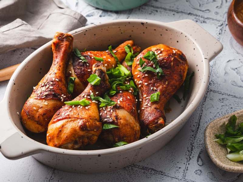 Sesam-Hähnchen aus dem Airfryer in einer Auflaufform.