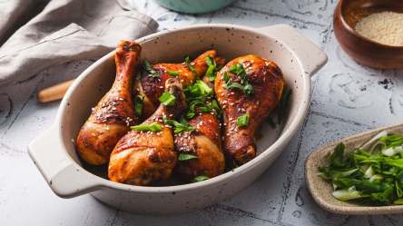 Sesam-Hähnchen aus dem Airfryer in einer Auflaufform.