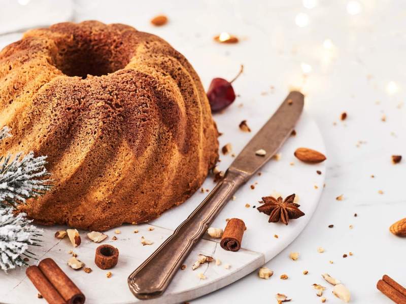 Ein Spekulatius-Kuchen, daneben Gewürze.