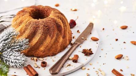 Ein Spekulatius-Kuchen, daneben Gewürze.