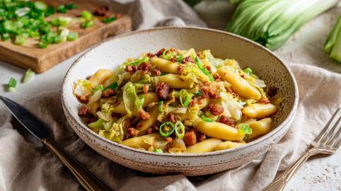 Eine Spitzkohl-Schupfnudelpfanne mit Wurstbrät und Bacon.