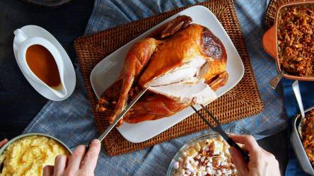 angeschnittene Thanksgiving-Pute auf einem Tisch